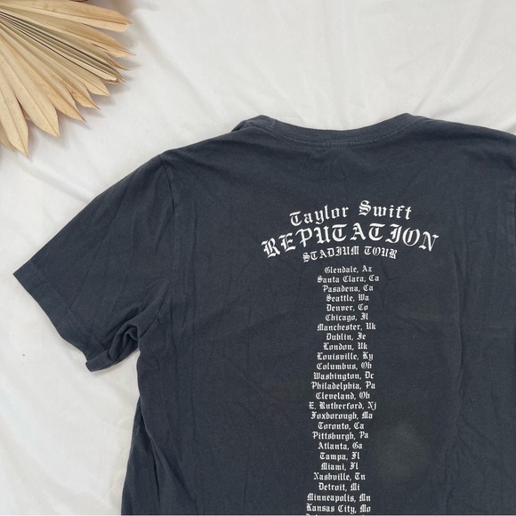 Taylor Swift Reputation Stadium Tour Grey Gold Short Sleeve Crew Neck Shirt Med - Picture 6 of 6